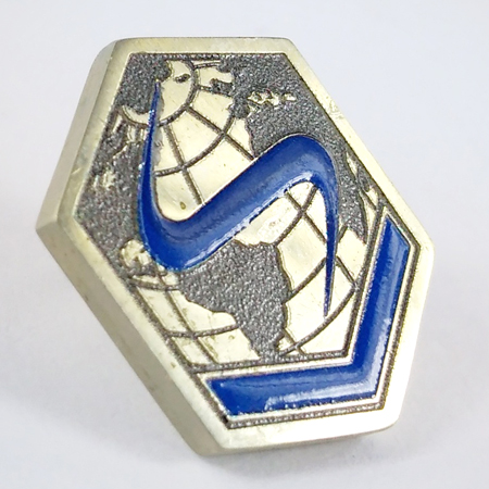 изготовленный на заказ металлический значок с логотипом из нейзильбера с имитацией горячей эмали на цанге