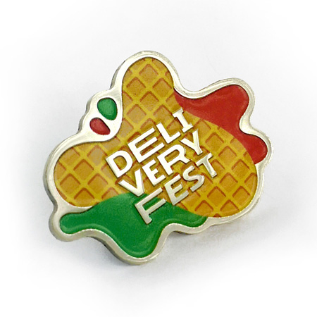 Изготовленный на заказ металлический значок с логотипом DELIVERY FEST и полноцветной печатью по эмали из нейзильбера